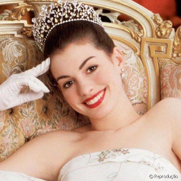 Em O Di?rio da Princesa, Anne Hathaway vive a adolescente Mia, que ao descobrir que ? da realeza precisa mudar alguns pontos, como aprender a disciplinar suas sobrancelhas